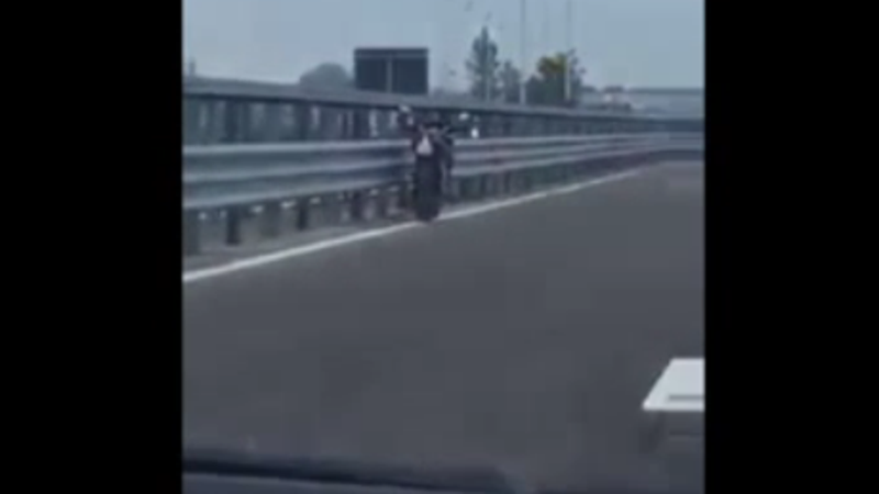 VIDEO - Moto fantasma alle porte di Milano