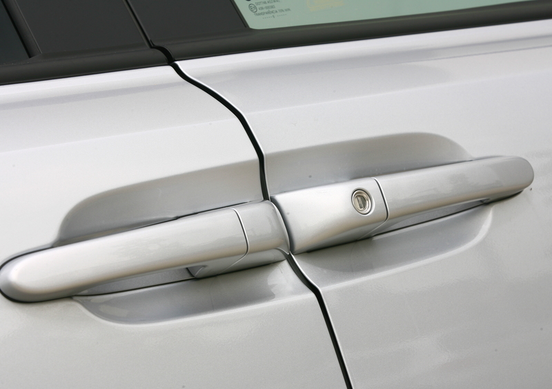 Kia Carnival (2006-10) (11)