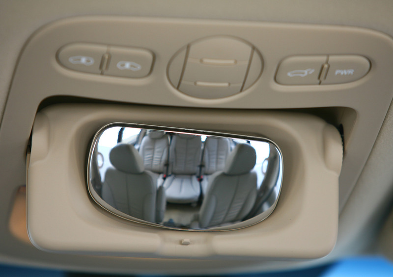 Kia Carnival (2006-10) (46)
