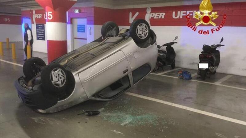 Milano, Seicento ribaltata nel parcheggio del centro commerciale