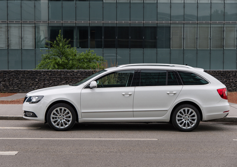 Skoda Superb Station Wagon (2009-15) (16)