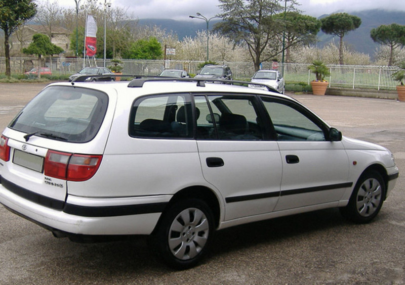 Toyota Carina Station Wagon (1995-98) (2)