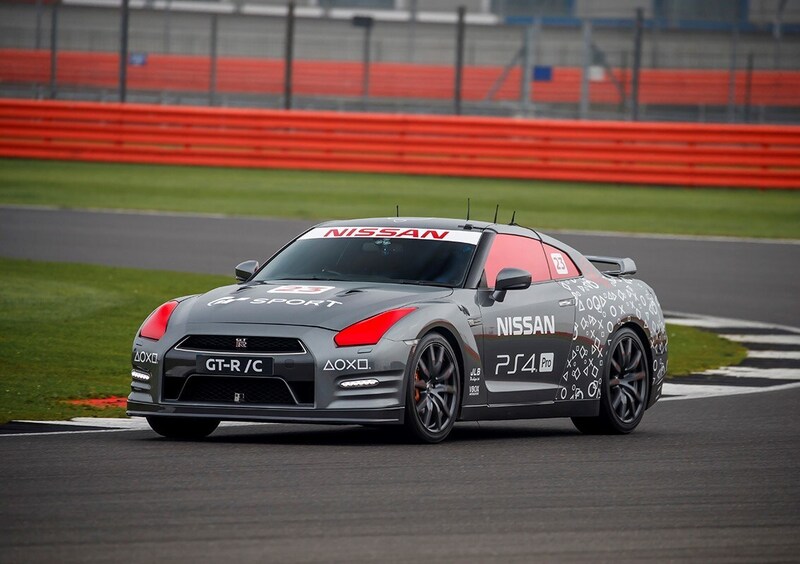 Nissan GT-R/C, un joypad per volante [Video]