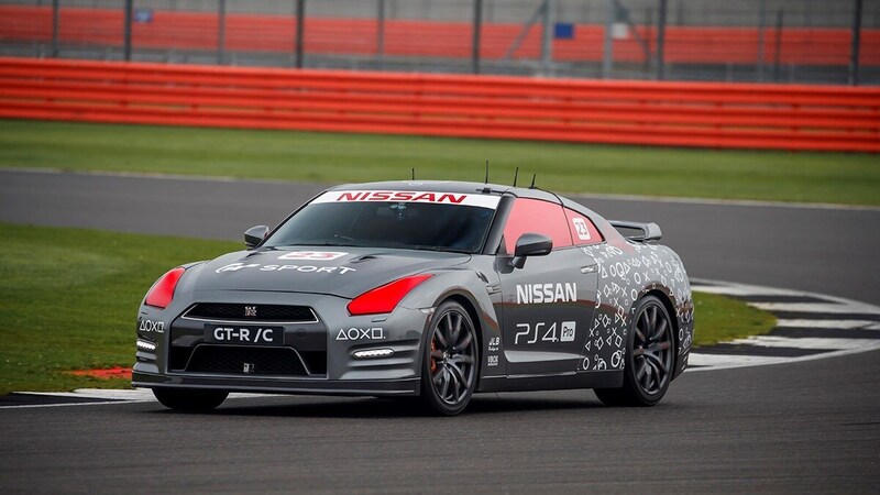 Nissan GT-R/C, un joypad per volante [Video]