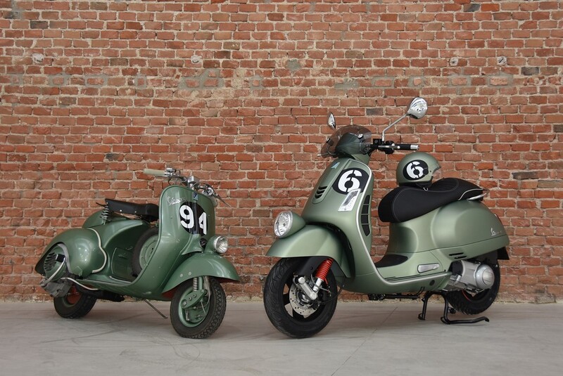 La Vespa Sei Giorni, accanto alla Vespa Sport che trionf&ograve; nel 1951