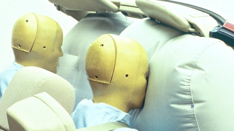 Airbag difettoso, da richiamare un milione di Mercedes