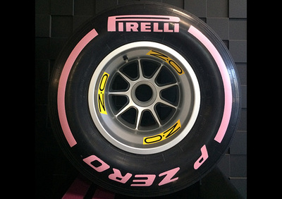 F1, negli USA le Pirelli Ultrasoft si tingono di rosa contro il cancro al seno