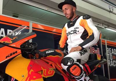 Tony Cairoli in pista con la MotoGP KTM RC16 a Valencia