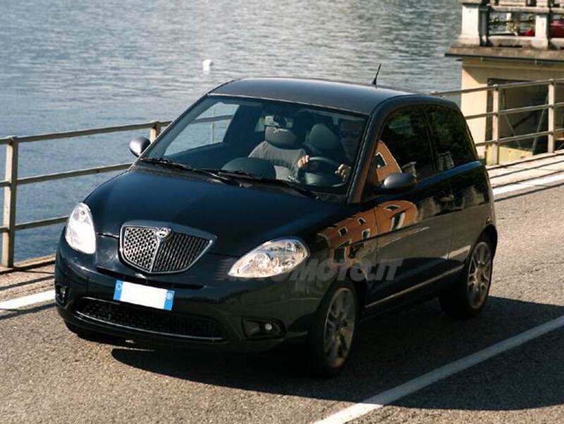 Lancia Ypsilon 1.3 MJT 105 CV Sport MomoDesign