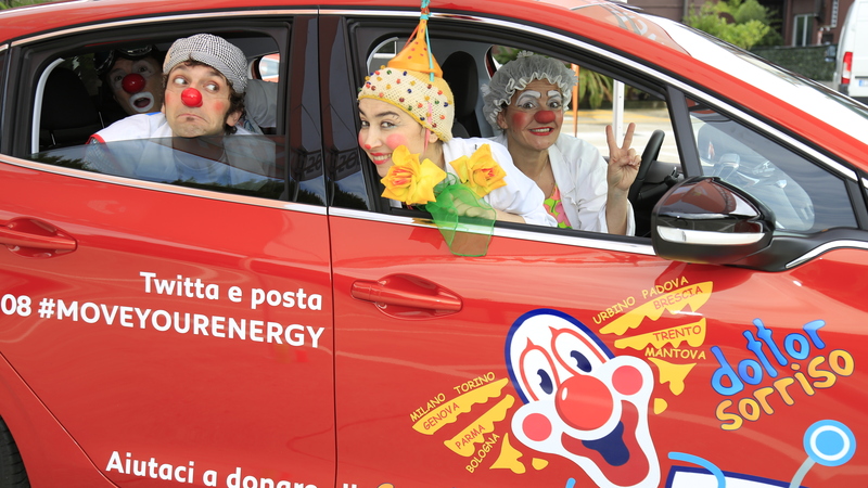 Peugeot 208 con il Dottor Sorriso. La prima auto a ricarica Social