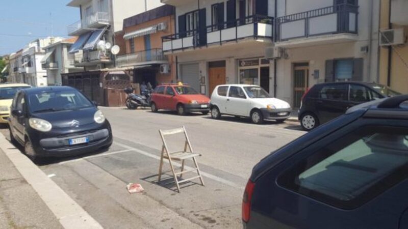 Occupare il parcheggio con una sedia? Illecito perseguibile