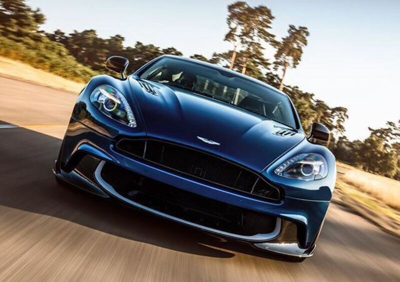 Aston Martin Vanquish S Volante, l'edizione speciale firmata da Tom Brady