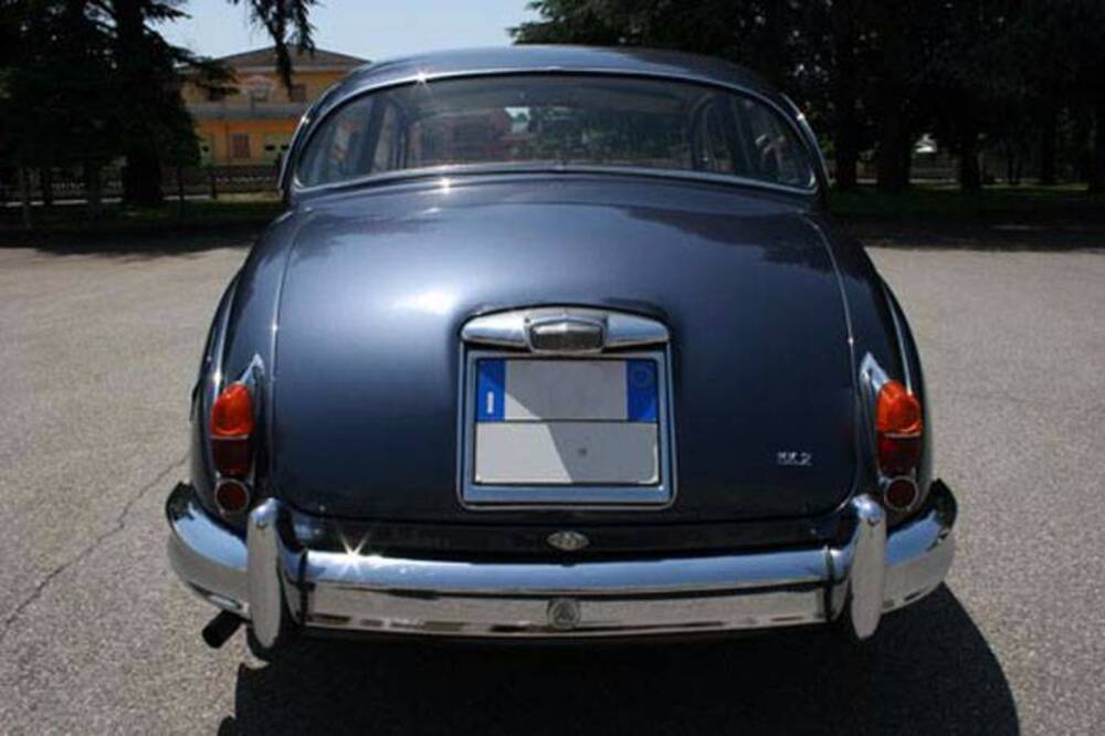 Jaguar MK2 2.4 d'epoca a Mantova (4)