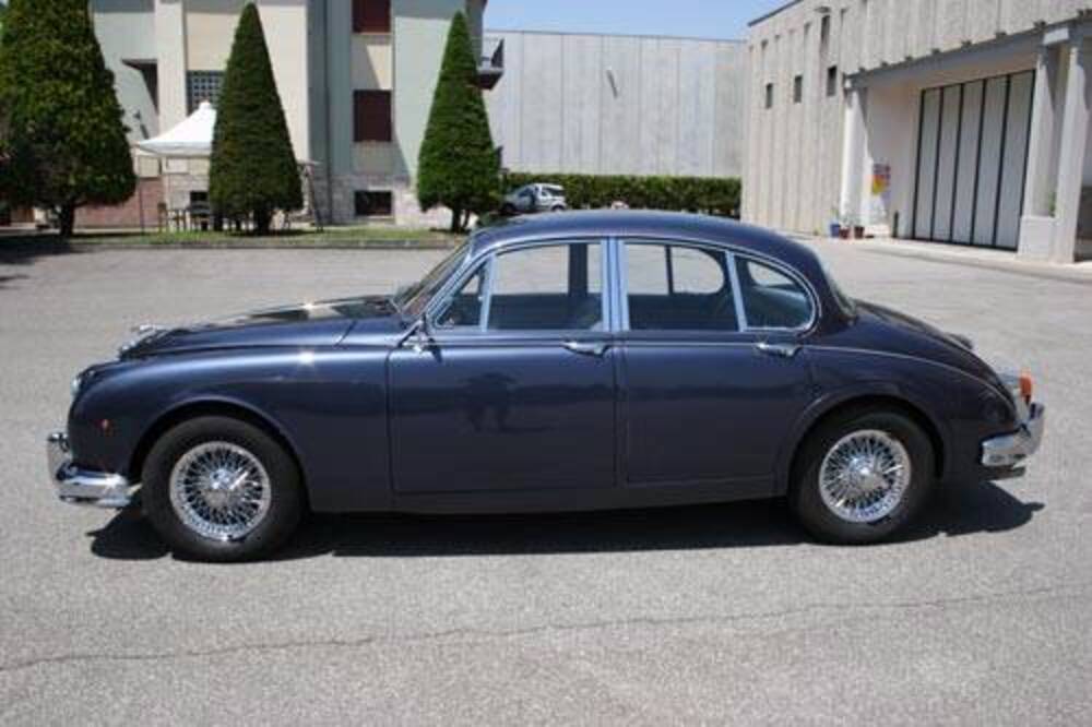 Jaguar MK2 2.4 d'epoca a Mantova (3)