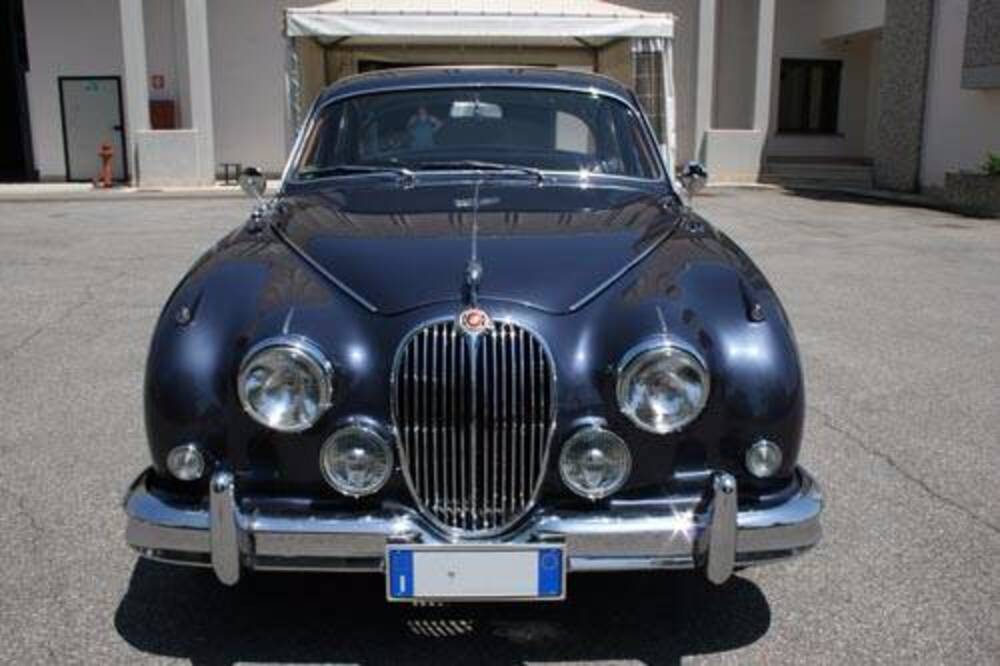 Jaguar MK2 2.4 d'epoca a Mantova (2)
