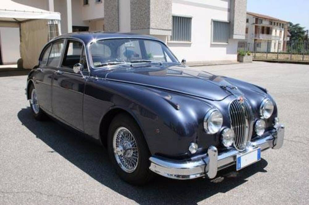Jaguar MK2 2.4 d'epoca a Mantova (5)