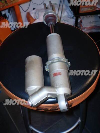 MONOAMMORTIZZATORE Showa