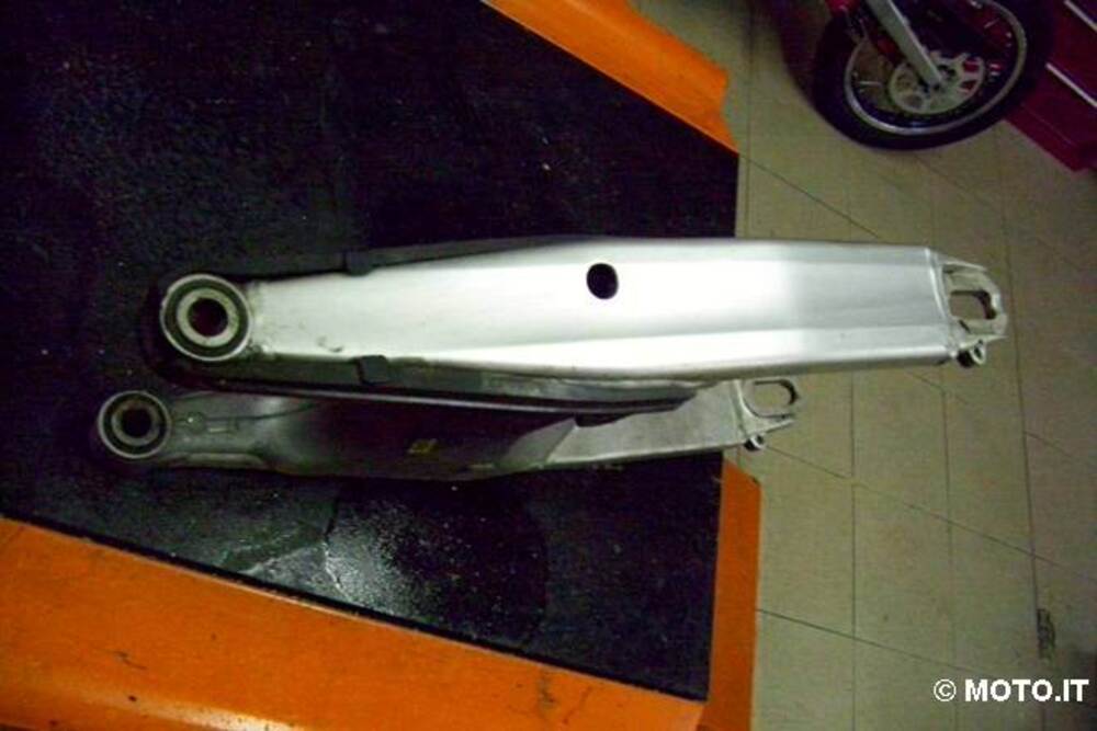 forcellone ktm s.duke 990 (2)