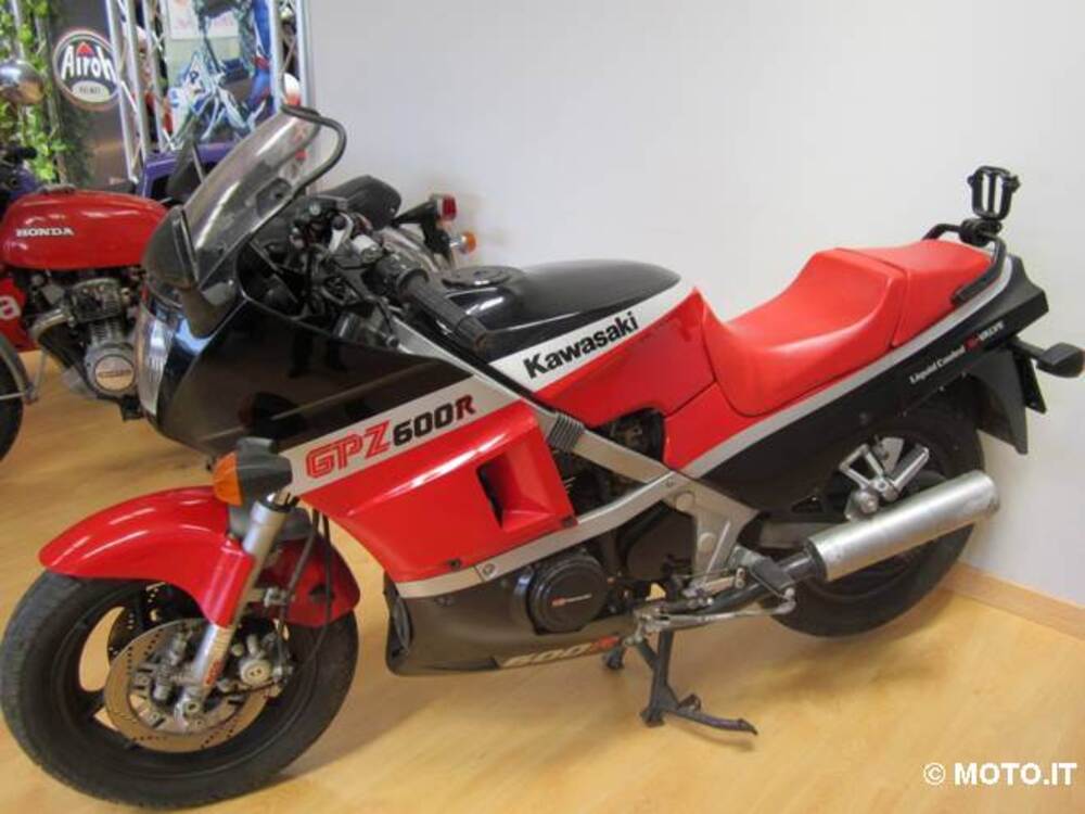 Kawasaki GPZ 900 R (2)