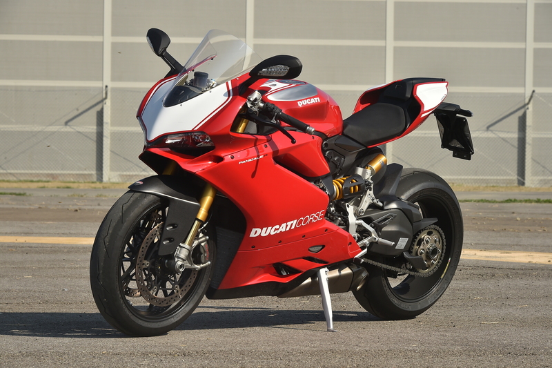 La linea senza tempo della Ducati Panigale viene affinata nel modello 2015