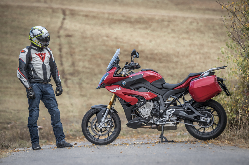 La S1000XR pesa poco per essere una maxi ed &egrave; agevole issarla sul centrale