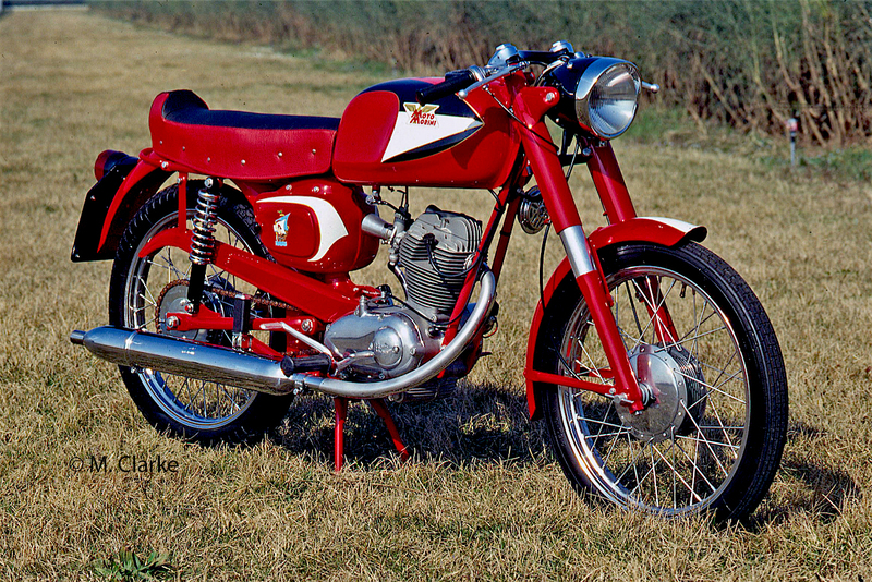 Uno splendido esemplare di Morini Corsaro Veloce prima versione. Questa 125 &egrave; stata una delle maggiori protagoniste della scena motociclistica italiana negli anni Sessanta. Il motore, semplice e robusto, forniva ottime prestazioni