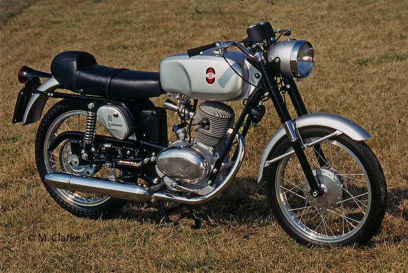 La Gilera 124 5V, presentata alla fine del 1965, &egrave; stata una delle migliori ottavo di litro italiane. Aveva il cambio a cinque marce, le ruote da 17 pollici e una estetica stupenda