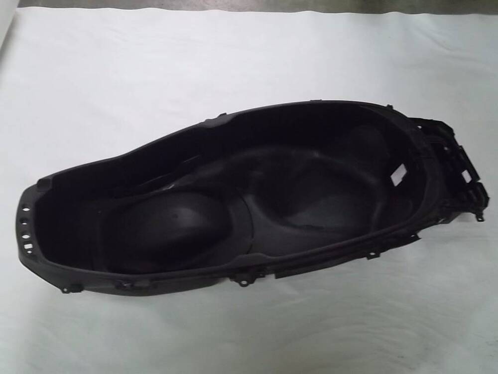 VANO SOTTO SELLA Piaggio X10 (2)