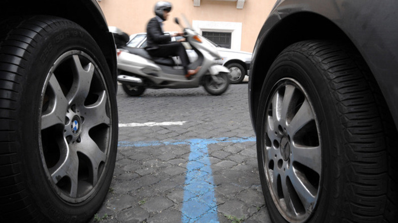 Parcheggi troppo vicino? Commetti reato