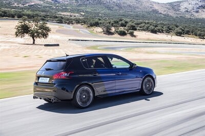 Peugeot 308 GTi by Peugeot Sport &#039;18: stile &quot;restyling&quot; e 270 cv superveloci, anche in pista [Video]