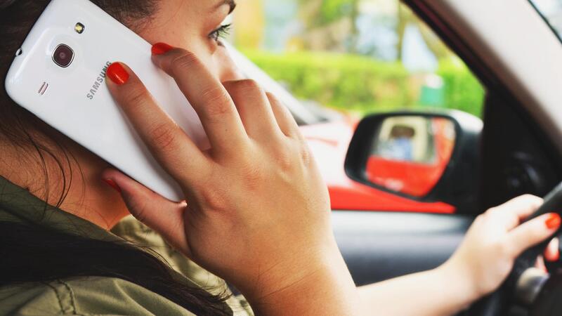 Cellulare alla guida: in arrivo la sospensione fino a sei mesi