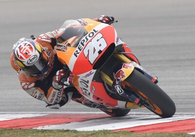 MotoGP, Sepang 2015. Pedrosa vince il GP. Rossi in fondo alla griglia a Valencia