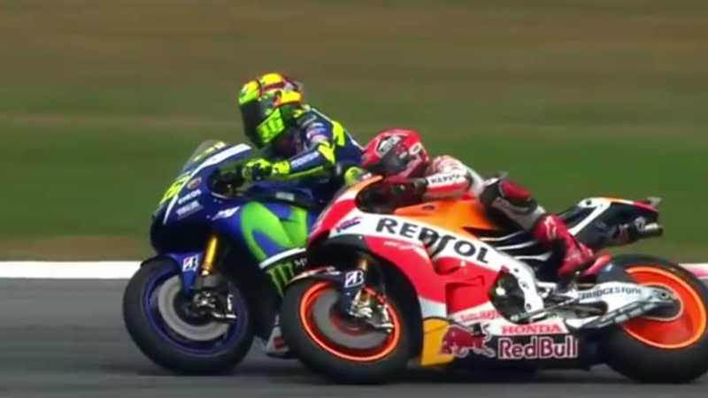 Il VIDEO del contatto Rossi Marquez. Chi ha ragione? Pareri dal Paddock