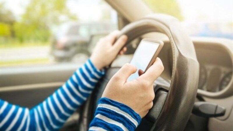 Manovra: salta la stretta sull'uso dei cellulari in auto