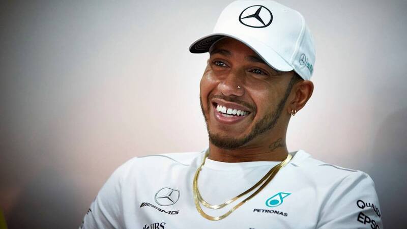 F1, Hamilton al nipote: &laquo;I maschi non si vestono da principesse&raquo;. &Egrave; bufera sui social