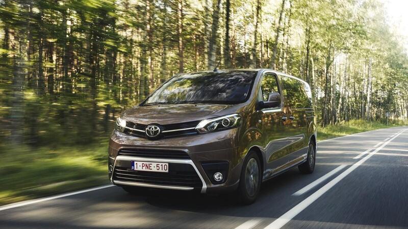 Toyota Proace Verso | Pu&ograve; un furgone sostituire l&#039;auto di tutti i giorni? [Video]