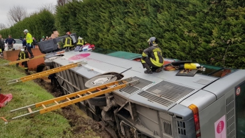 Mantova, bus con a bordo bambini delle elementari si rovescia. 23 feriti