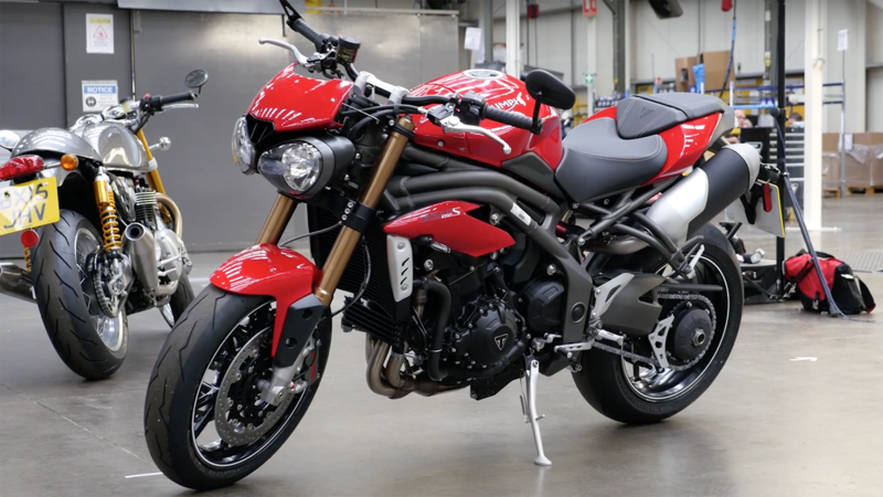 Video esclusivo: Triumph Speed Triple R e S 2016