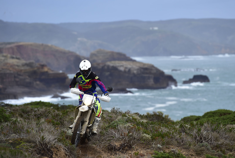 La 701 Enduro riceve da WP la forcella a steli rovesciati a cartuccia chiusa: si comporta bene anche sui percorsi accidentati 