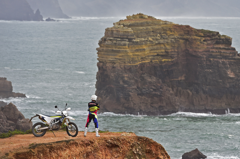 Una moto da enduro dual-sport permette di raggiungere mete davvero uniche. Senza l&#039;impiccio dei furgoni e dei carrelli. Bello, vero?