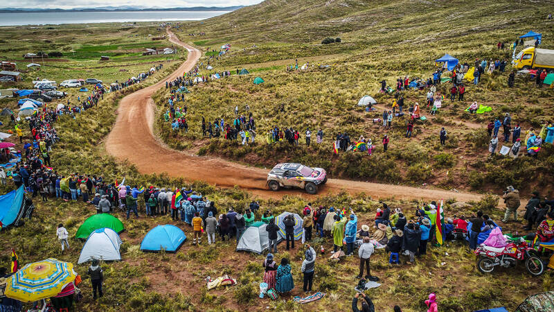 Dakar &lsquo;18. La tappa dei misteri. Sainz (Peugeot) e Van Beveren (Yamaha) al comando a met&agrave; Marathon