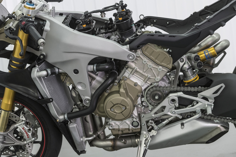 Il propulsore Desmosedici Stradale montato sul rolling chassis della Panigale V4