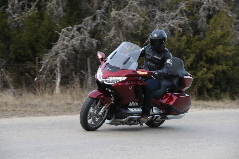 Si &egrave; meno svaccati, meno in poltrona. La Gold Wing del 2017 era pi&ugrave; comoda, non ci piove. Ma questa si guida meglio