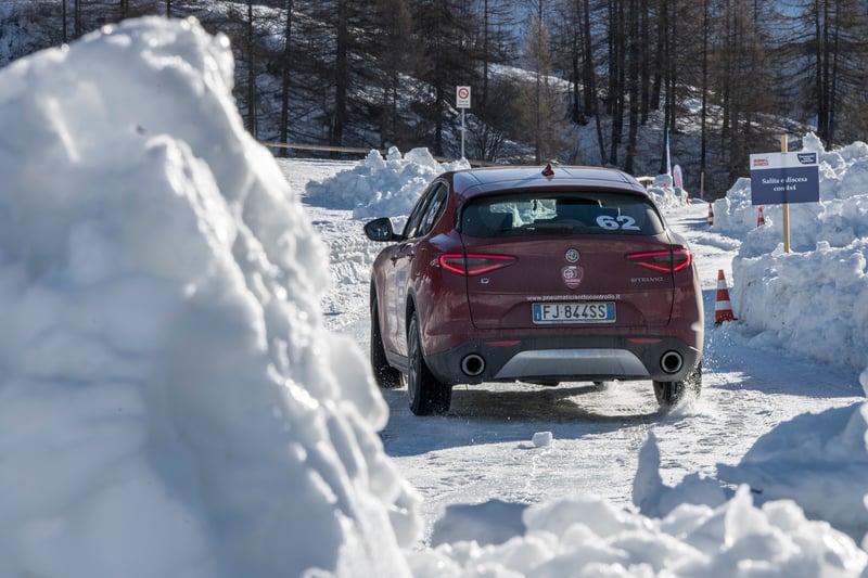 L&rsquo;Alfa Romeo Stelvio Q4 va alla grande sulla neve, ma sente anch&rsquo;essa una bella differenza usando le M+S