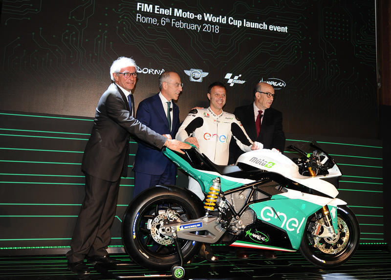 Vito Ippolito della FIM, Francesco Starace di Enel, Loris Capirossi e Carmelo Ezpeleta per la Dorna, insieme alla moto che sar&agrave; impiegata nella Moto-e World Cup 