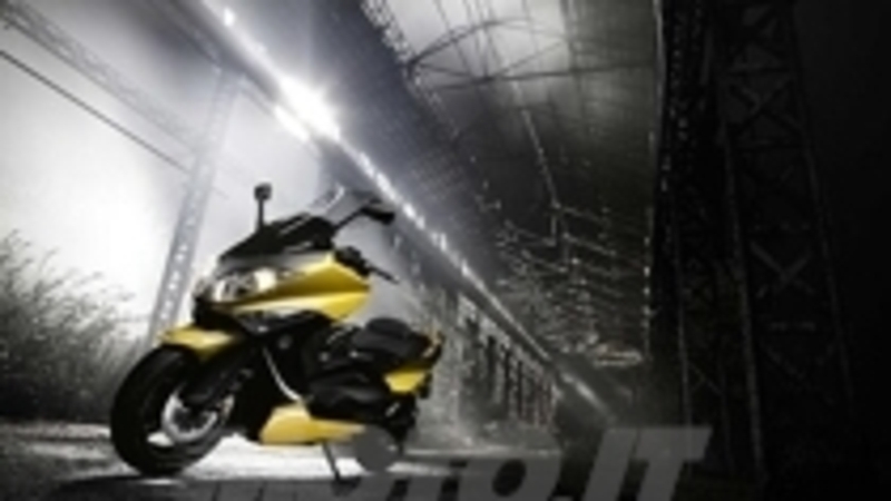 TMAX 500 riprone il giallo deciso con cui esord&igrave; nel 2000