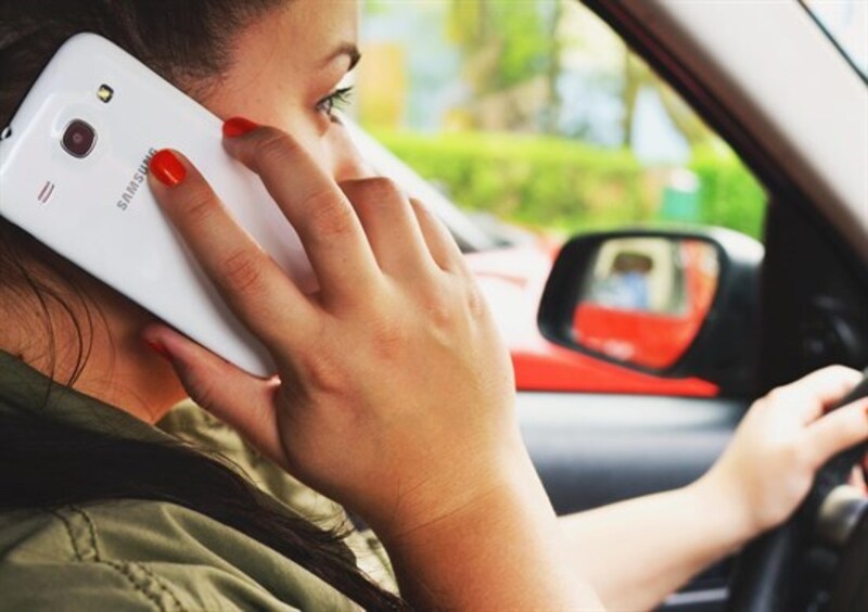 Francia, bandito l&#039;uso dei cellulari in auto, anche a veicolo fermo