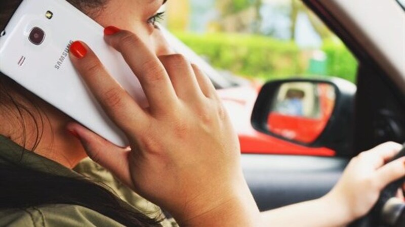 Francia, bandito l&#039;uso dei cellulari in auto, anche a veicolo fermo