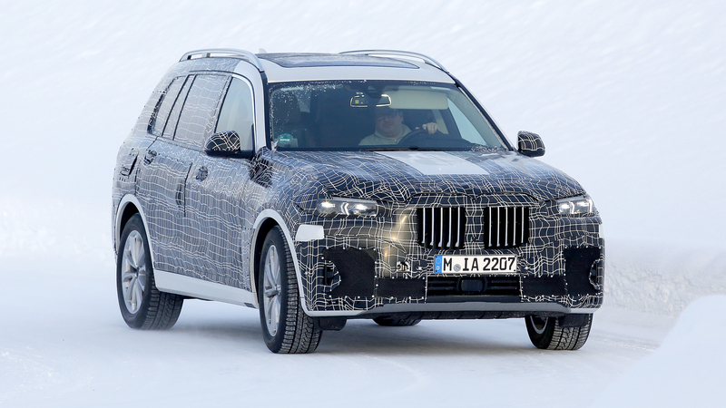 BMW X7, le foto spia