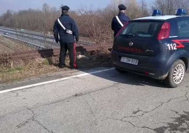 Sassi dal cavalcavia vicino a Ivrea, fermati due bambini di 11 e 12 anni